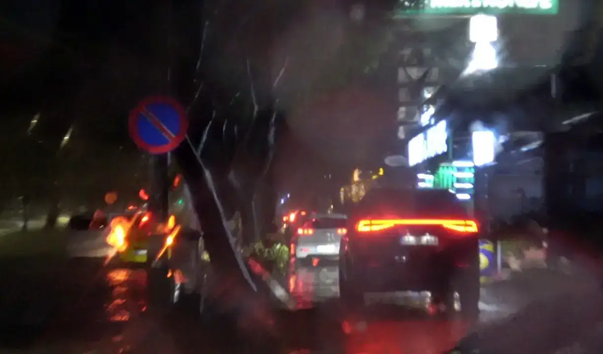 Araçlar Mahsur Kaldı, Vatandaş Duraklara Sığındı 1